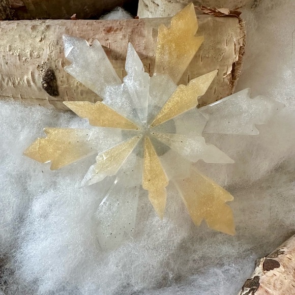 Beautiful Glittering Winter Snow Flake Magnets - Picture 6 of 9